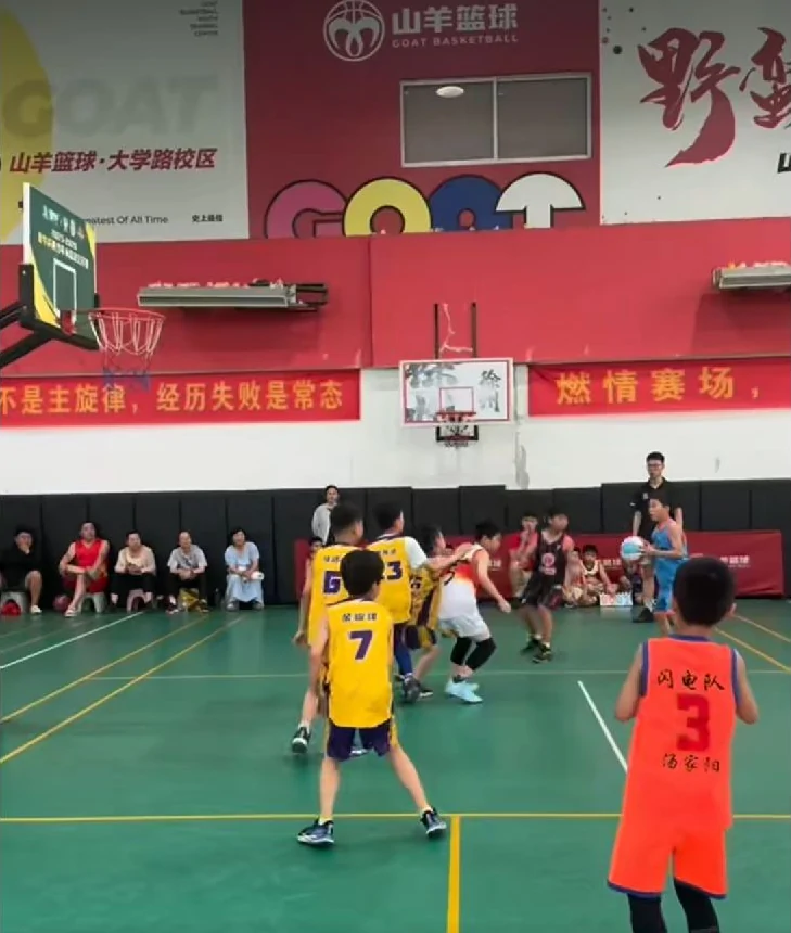大学路馆内，小球员们正在参加交流赛
