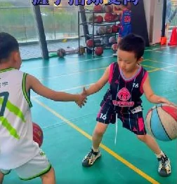 两名小球员一起练习配合与拍球